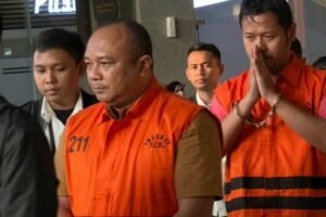 Tersangka korupsi dana bencana BNPB mengenakan rompi tahanan orange di Gedung KPK Merah Putih Jakarta.