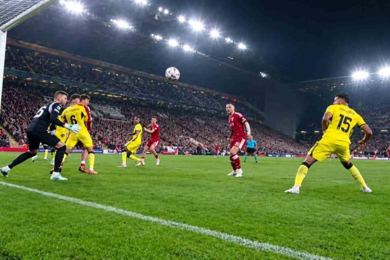 Pemain Liverpool dan Villarreal berebut bola di depan gawang pada laga Liga Champions di Anfield.