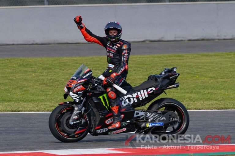 Pembalap Aprilia Racing mengepalkan tangan ke udara di atas motor RS-GP di lintasan Sirkuit Mandalika usai balapan MotoGP Indonesia 2026