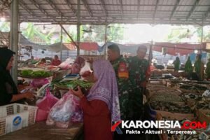 Babinsa Koptu Yayan memantau harga sembako di Pasar Ranca Iyuh Tangerang 2026
