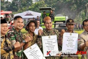 Dandim 0510 Tigaraksa Letkol Inf Yudha Fuady Putra dan Bupati Tangerang Maesyal Rasyid menyerahkan bantuan sarana pertanian berupa traktor dan benih padi kepada petani Mauk.