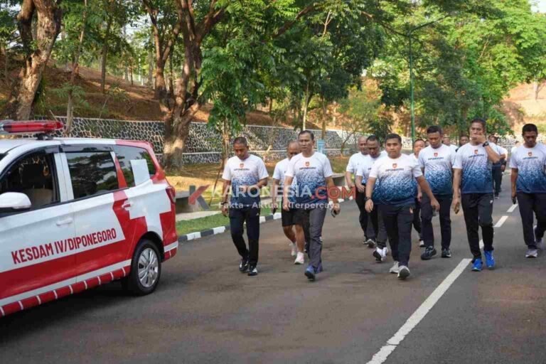 Pangdam IV/Diponegoro Mayjen TNI Sudaryanto bersama jajaran PJU melaksanakan jalan sehat di lingkungan Makodam.