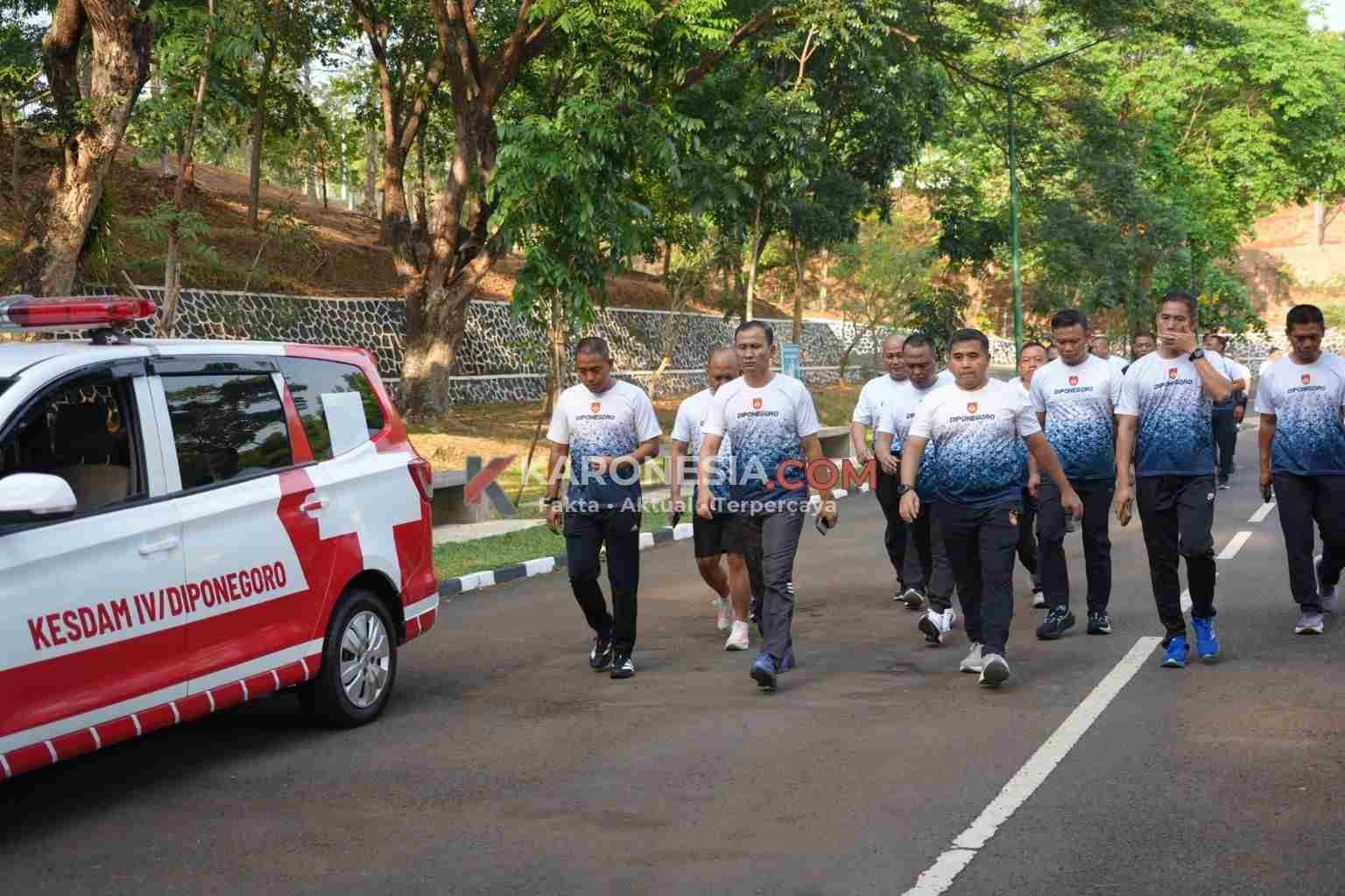 Pangdam IV/Diponegoro Mayjen TNI Sudaryanto bersama jajaran PJU melaksanakan jalan sehat di lingkungan Makodam.