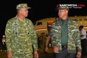 Mayjen TNI Achiruddin berjalan bersama Panglima TNI Jenderal Agus Subiyanto di landasan Lanud Adi Sutjipto, Yogyakarta, saat penyambutan malam hari.