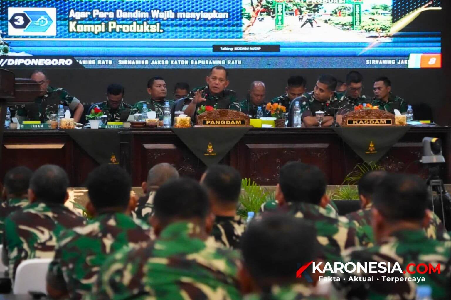 Pangdam IV Diponegoro Mayjen TNI Achiruddin memberikan pengarahan dalam Rapat Evaluasi Program Kerja dan Anggaran di Balai Diponegoro Semarang.