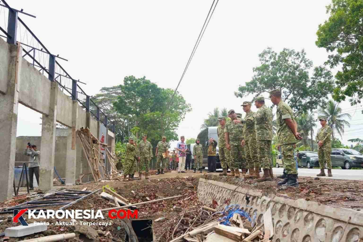 Pangdam IV Diponegoro meninjau progres pembangunan KDKMP di Kebumen untuk memperkuat perekonomian desa.
