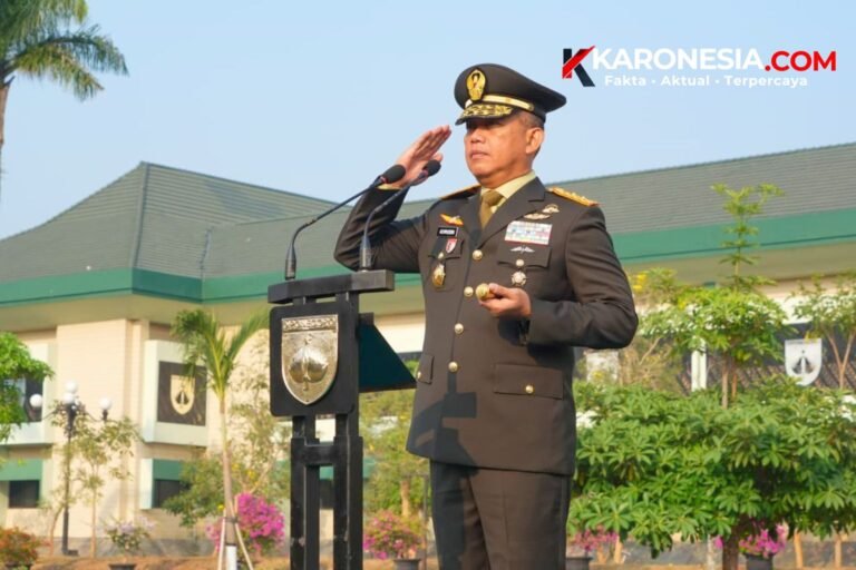 Pangdam IV/Diponegoro Mayjen TNI Achiruddin memberikan penghormatan saat memimpin upacara peringatan Hari Kesaktian Pancasila di Semarang.