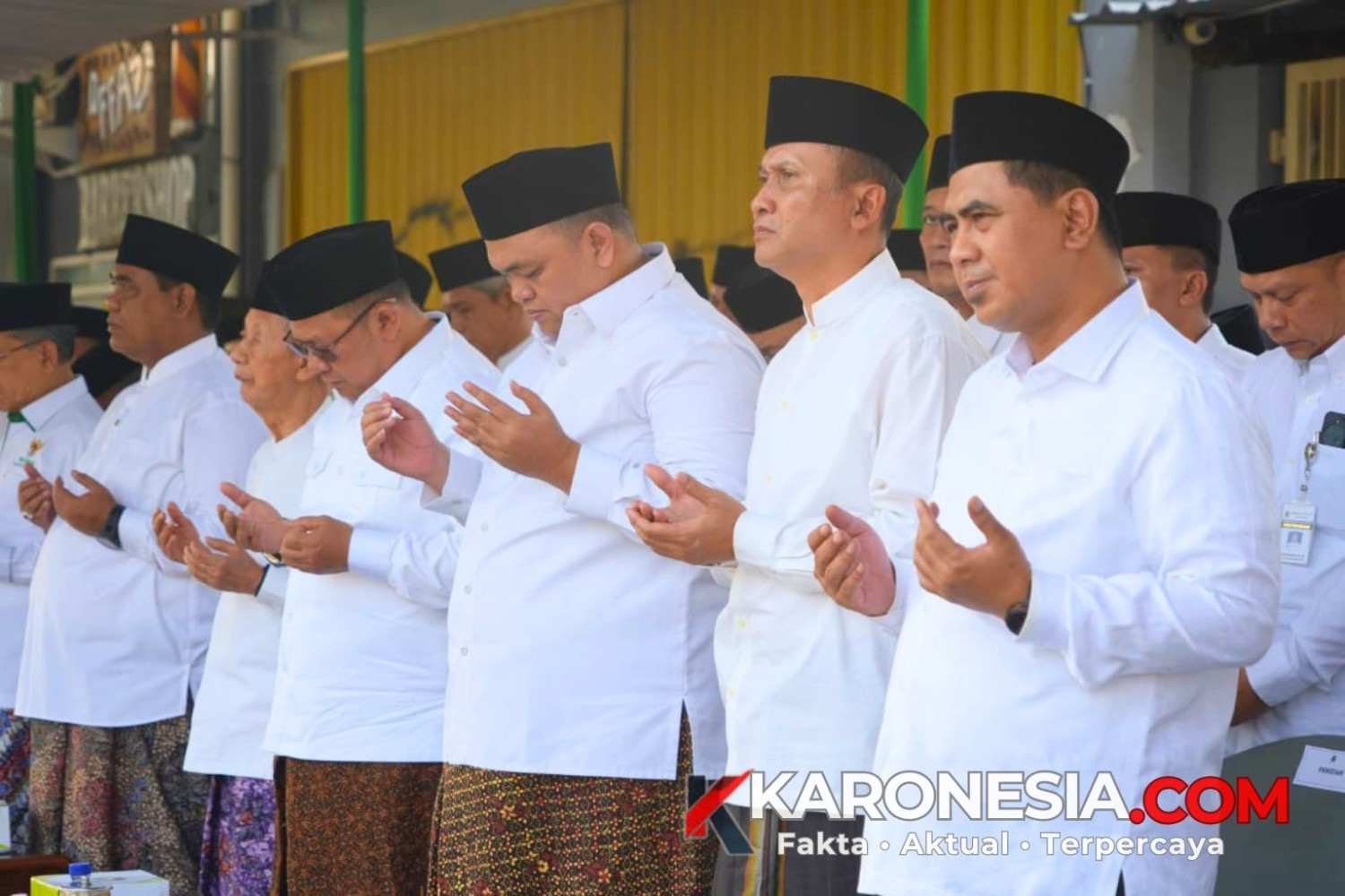 Pangdam IV Diponegoro bersama pejabat daerah berdoa saat Peringatan Hari Santri 2026 di Tegal.