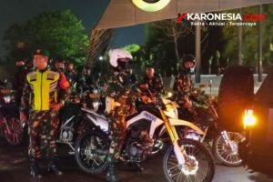 Personel TNI dan aparat gabungan bersiaga dengan sepeda motor patroli, termasuk motor Provos, saat patroli malam antisipasi begal dan tawuran di Kranji, Bekasi