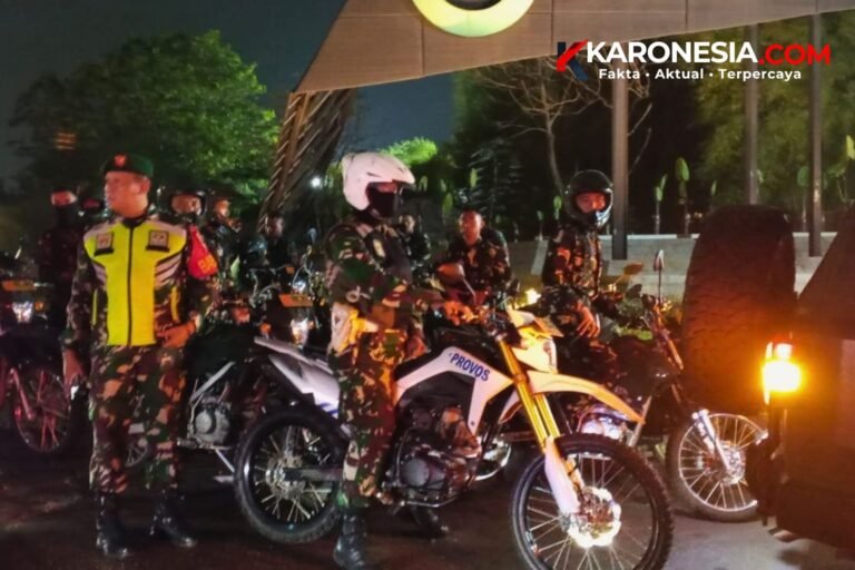 Personel TNI dan aparat gabungan bersiaga dengan sepeda motor patroli, termasuk motor Provos, saat patroli malam antisipasi begal dan tawuran di Kranji, Bekasi