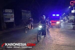 Personel Koramil 12/Rajeg berhelm putih mengendarai motor dinas didampingi mobil patroli Polisi berlampu strobo saat patroli malam di Rajeg, Kabupaten Tangerang