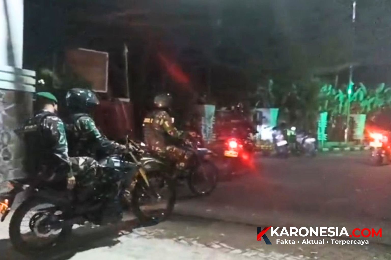 Anggota Babinsa Kodim 0506/Tangerang bersama Komduk berpatroli malam mengendarai sepeda motor di jalan raya Batuceper