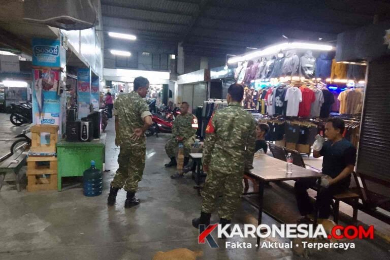Personel berseragam loreng berbincang dengan warga saat patroli malam di Tangerang