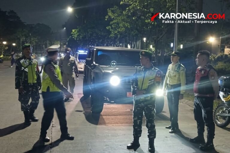 Petugas gabungan TNI, Polri, dan Satpol PP saat patroli malam cegah kriminalitas di Bantar Gebang, Bekasi.