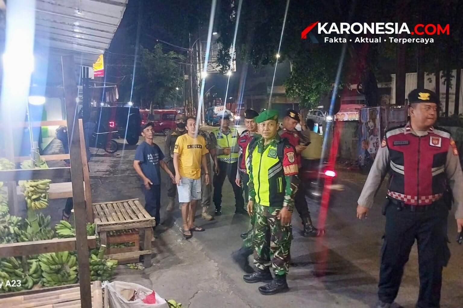 Aparat gabungan TNI dan Polri berpatroli malam di kawasan Bantar Gebang, Kota Bekasi, untuk mengantisipasi kejahatan jalanan.