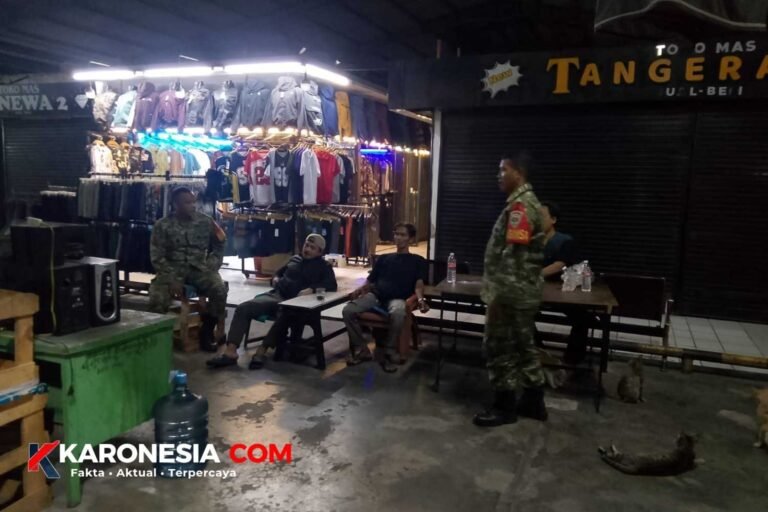 Babinsa Kodim 0506/Tangerang berdialog dengan warga saat patroli malam di area pertokoan