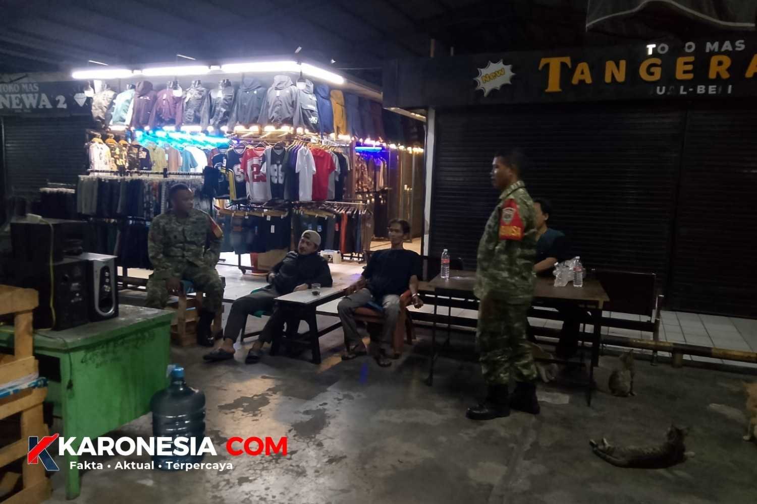 Babinsa Kodim 0506/Tangerang berdialog dengan warga saat patroli malam di area pertokoan