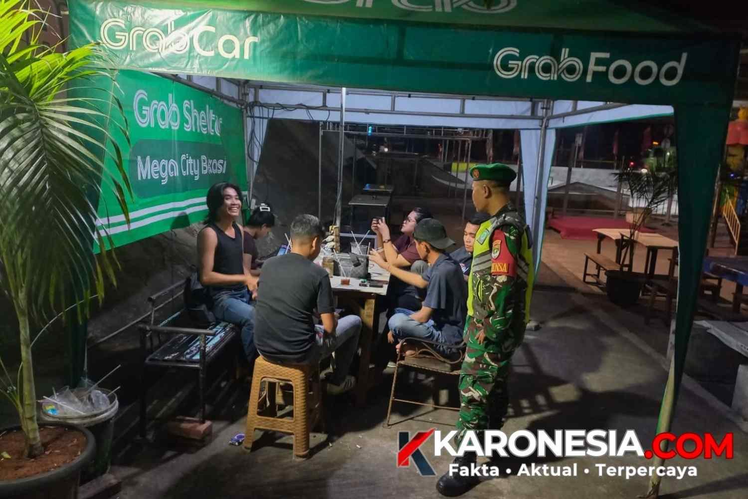 Patroli malam Koramil 04/Jati Asih bersama Linmas dan Kepolisian di Kota Bekasi