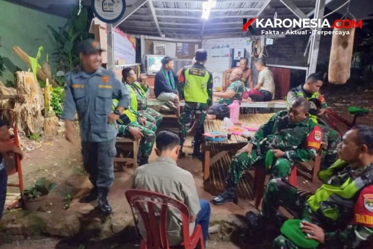Personel Koramil 04/Jati Asih bersama Linmas saat patroli malam jaga Kamtibmas di Kota Bekasi
