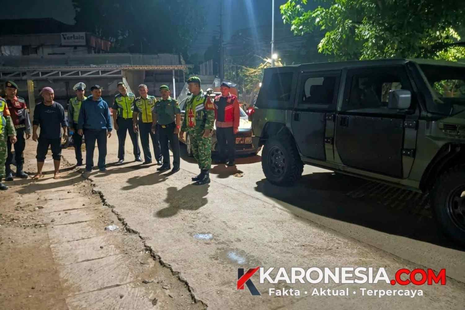 Personel Koramil 05 Bantar Gebang menggelar patroli malam bersama warga dan aparat di Bantar Gebang Bekasi.