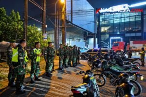 Aparat gabungan Koramil 01 Kranji dan kepolisian bersiap menggelar patroli malam pencegahan kejahatan di Kranji Bekasi.