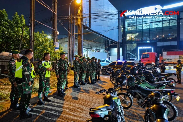 Aparat gabungan Koramil 01 Kranji dan kepolisian bersiap menggelar patroli malam pencegahan kejahatan di Kranji Bekasi.