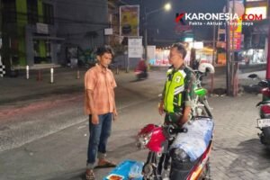 Babinsa Koramil 03 Teluk Pucung saat berdialog dengan warga saat patroli malam di Kota Bekasi..