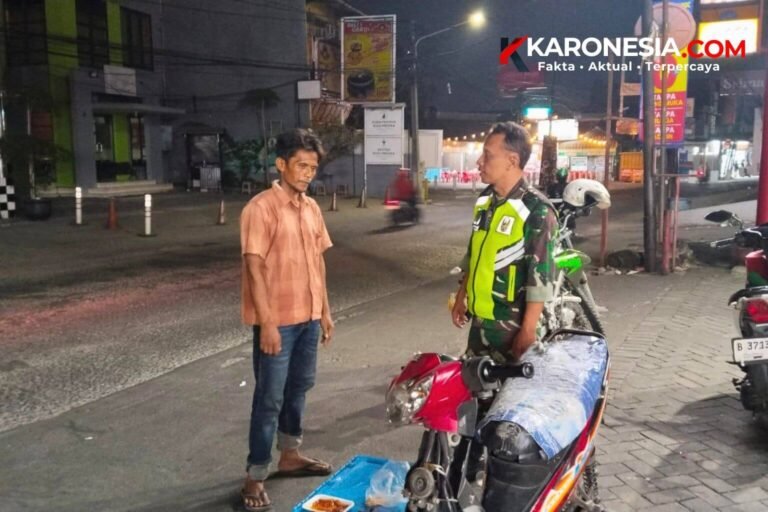 Babinsa Koramil 03 Teluk Pucung saat berdialog dengan warga saat patroli malam di Kota Bekasi..