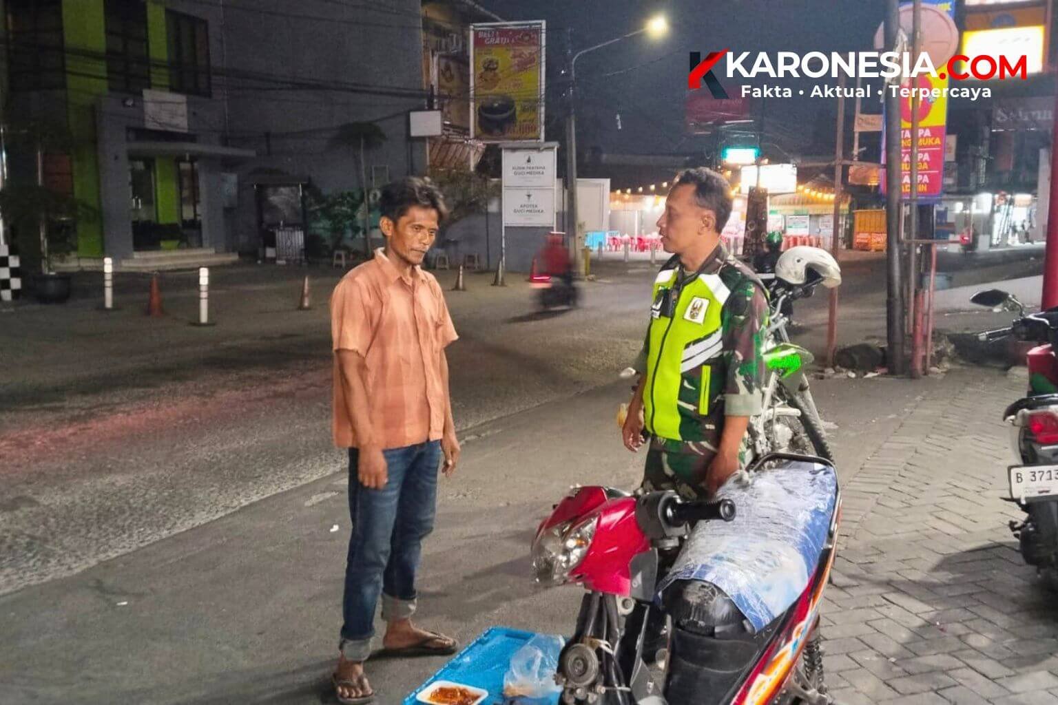Babinsa Koramil 03 Teluk Pucung saat berdialog dengan warga saat patroli malam di Kota Bekasi..