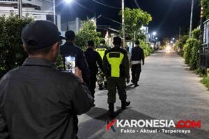 Babinsa dan Linmas patroli malam Kota Bekasi menyusuri jalan permukiman