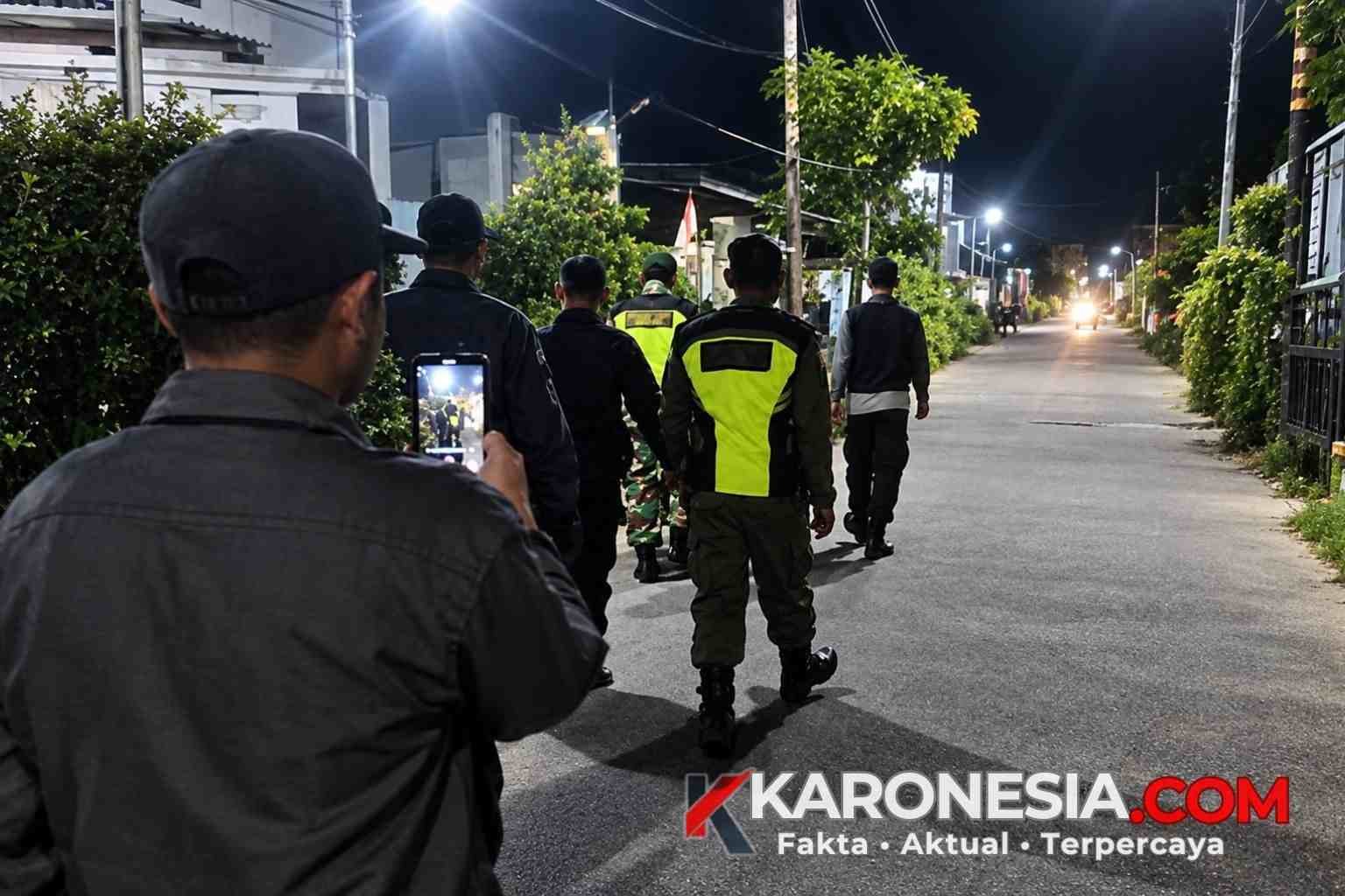 Babinsa dan Linmas patroli malam Kota Bekasi menyusuri jalan permukiman