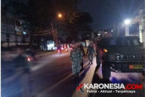 Aparat Babinsa TNI bersama Komduk melakukan patroli malam menggunakan kendaraan taktis Maung Pindad untuk menjaga keamanan kamtibmas di Ciledug.