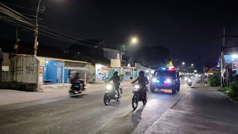 Personel Koramil 02/Curug bersiap patroli dengan kendaraan Maung dan motor KLX di Tigaraksa
