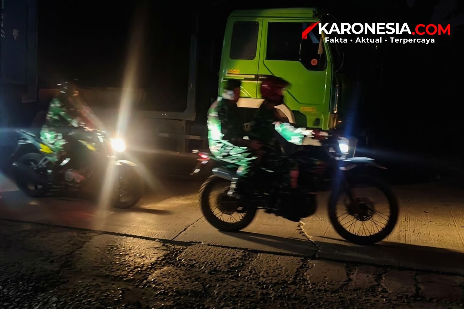 Dua sepeda motor patroli gabungan TNI dan Polri melintas di jalan sepi dan minim penerangan saat malam hari di Balaraja, Tangerang