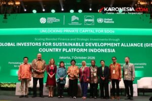 Para pembicara berfoto bersama di panggung peluncuran GISD Country Platform Indonesia pada Indonesia International Sustainability Forum, Jakarta