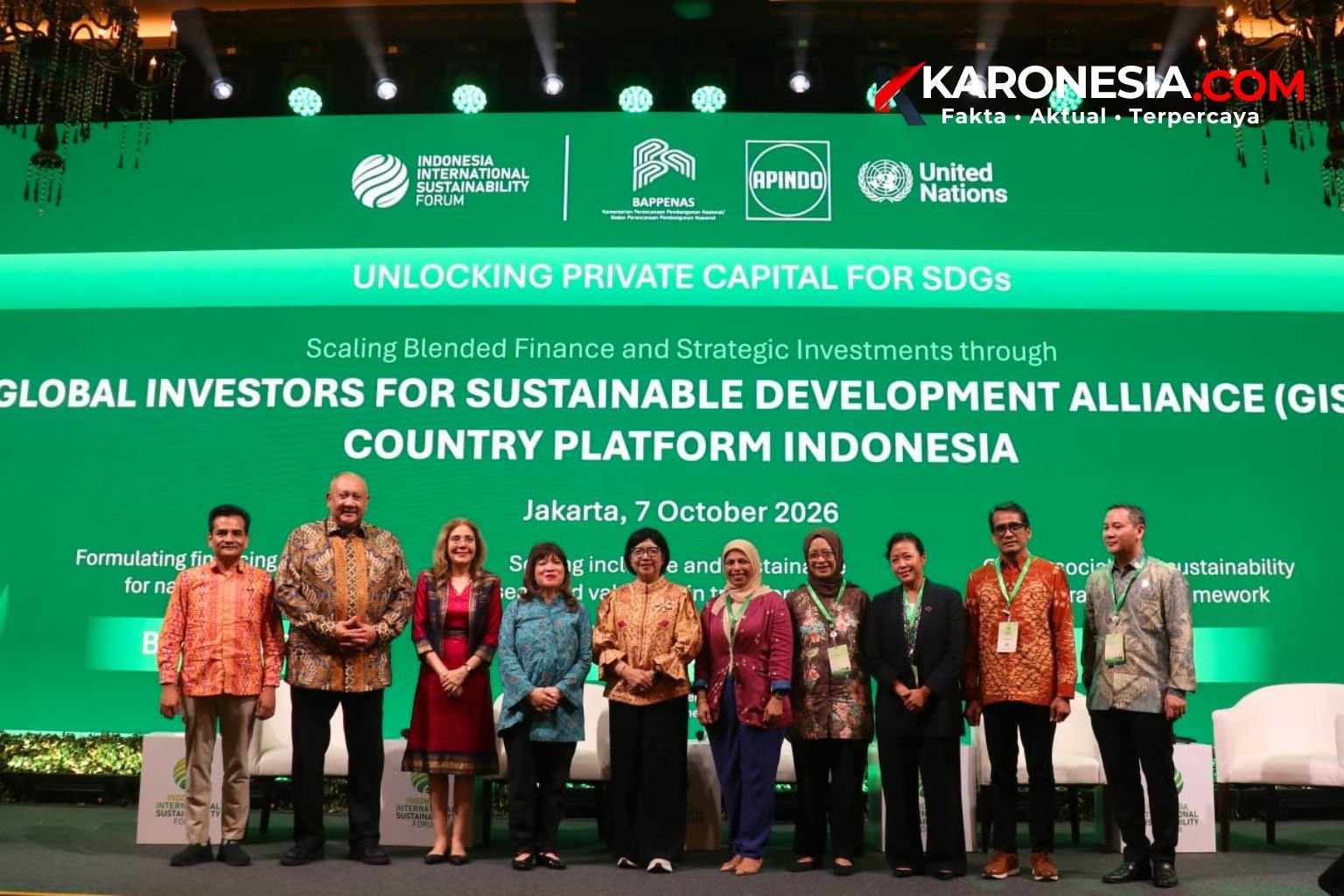 Para pembicara berfoto bersama di panggung peluncuran GISD Country Platform Indonesia pada Indonesia International Sustainability Forum, Jakarta