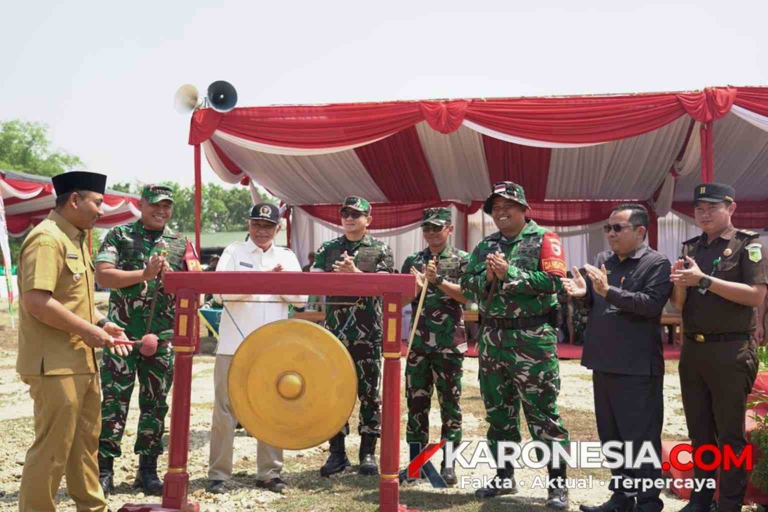 Bupati Ngawi Ony Anwar Harsono memukul gong menandai pembukaan TMMD ke-130 di Desa Jatipuro.