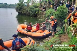 Petugas SAR gabungan dan TNI menyisir danau bekas galian Desa Jatake Pagedangan menggunakan perahu karet untuk mencari korban tenggelam.