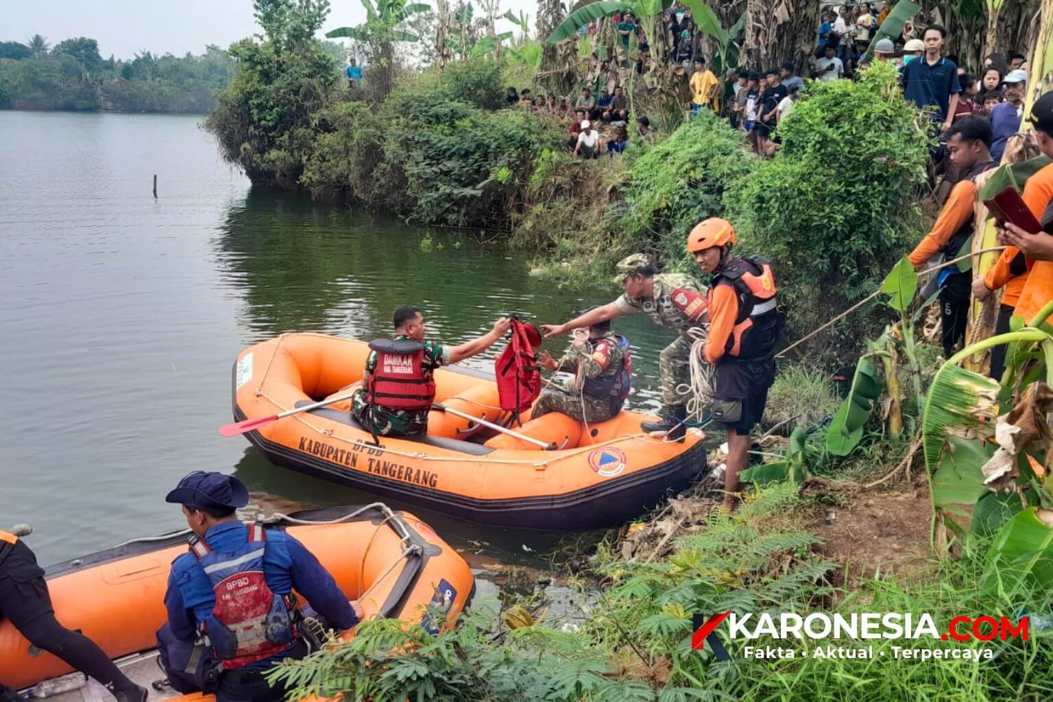 Petugas SAR gabungan dan TNI menyisir danau bekas galian Desa Jatake Pagedangan menggunakan perahu karet untuk mencari korban tenggelam.
