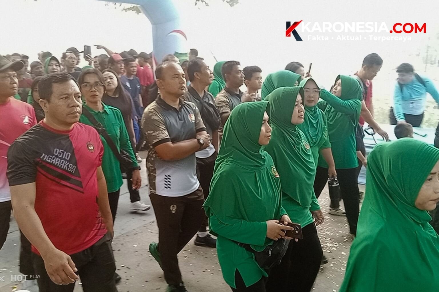 Peserta olahraga bersama Korem 052/Wijayakrama, termasuk jajaran Kodim 0510/Tigaraksa dan anggota Persit, berjalan di PIK 2