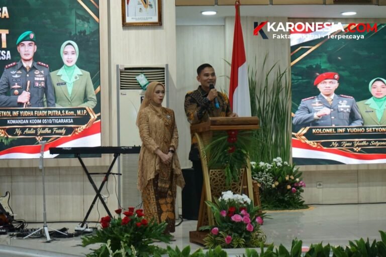 Letkol Inf Yudha Fuady Putra dan istri memberikan sambutan pada acara pisah sambut Dandim 0510/Tigaraksa