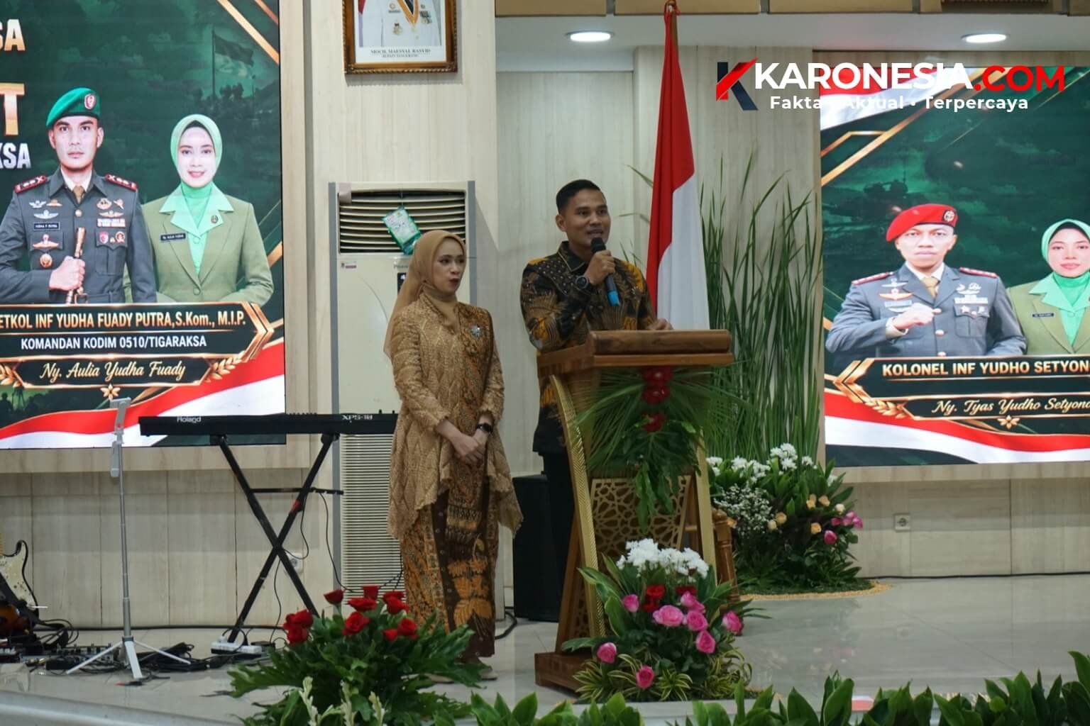 Letkol Inf Yudha Fuady Putra dan istri memberikan sambutan pada acara pisah sambut Dandim 0510/Tigaraksa