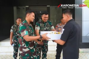 Pemberian kue ulang tahun HUT ke-81 TNI oleh jajaran Polres Tangerang kepada Dandim 0510/Tigaraksa di Kabupaten Tangerang