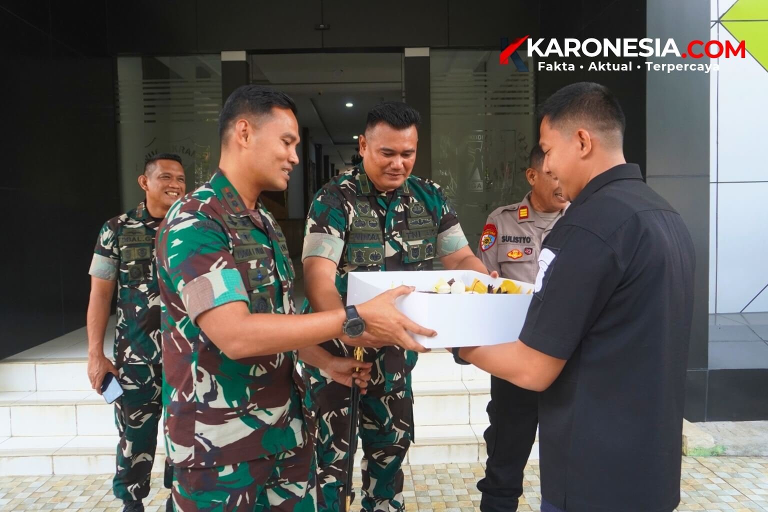 Pemberian kue ulang tahun HUT ke-81 TNI oleh jajaran Polres Tangerang kepada Dandim 0510/Tigaraksa di Kabupaten Tangerang