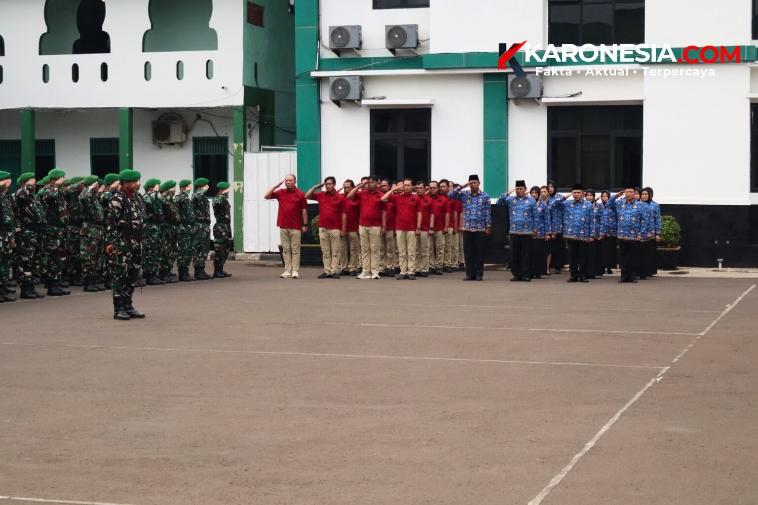 Prajurit TNI dan PNS jajaran Kodim 0506 Tangerang mengikuti upacara Hari Kesaktian Pancasila.