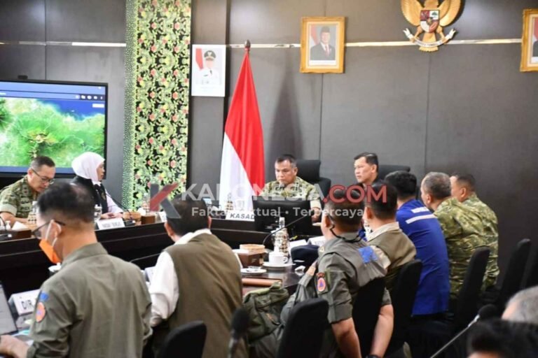 Suasana rapat koordinasi penanganan karhutla Jawa Timur di Kota Batu, dipimpin Kasad bersama jajaran TNI, BNPB, dan BPBD.
