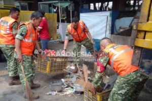 Personel TNI, petugas LH, dan warga membersihkan sampah menumpuk di Karawaci, Kota Tangerang