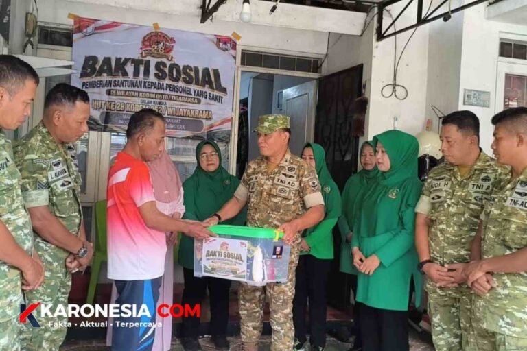 Danramil 14/Panongan Kapten Arh Syahrial Siregar menyerahkan santunan Babinsa sakit kepada Serma Samari di Cikupa, Tangerang