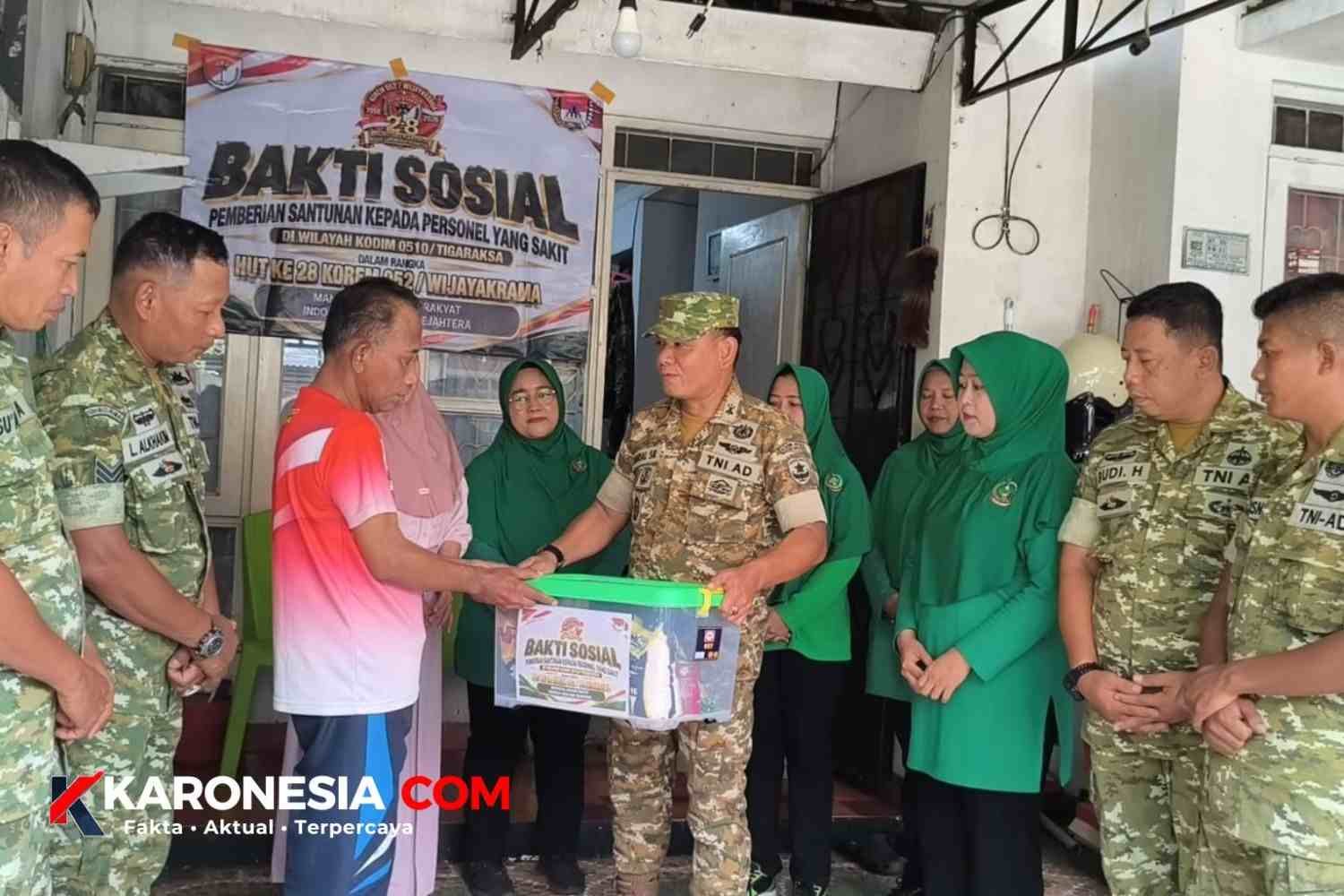 Danramil 14/Panongan Kapten Arh Syahrial Siregar menyerahkan santunan Babinsa sakit kepada Serma Samari di Cikupa, Tangerang