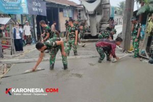 Personel Satgas TMMD ke-130 Kodim 0510/Tigaraksa meratakan beton saat mengecor jalan di Desa Sumur Bandung, Jayanti